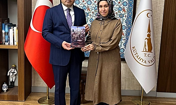 Sıcak Gündem: Zeynep Kurt, "Anadolu Beylerbeyliği" kitabını Kütahya Valisi Musa Işın'a takdim etti. | İşte Tüm