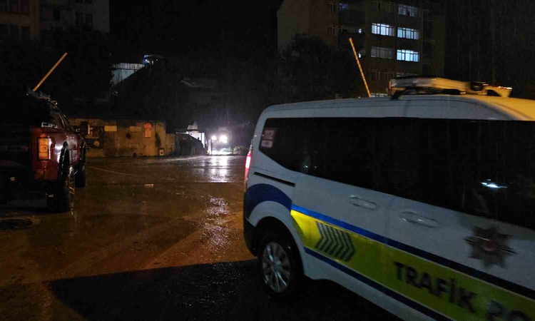 Sıcak Gündem: Zonguldak'ta istinat duvarı çöktü! Park halindeki 2 araç toprak altında kaldı, apartman tahliye