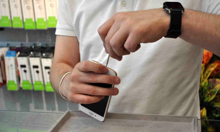 Don't Leave Your Mobile Phone Charging for Extended Periods in Hot Weather