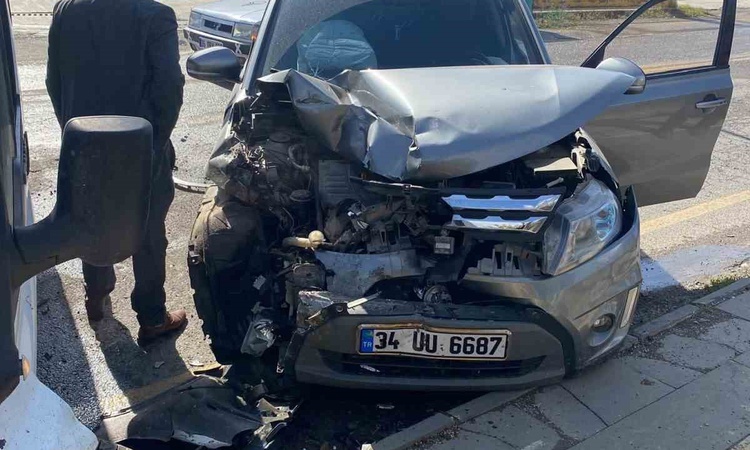 Siirt'te iki aracın çarpışması sonucu 3 kişi hafif yaralandı ve Merak Edilenler