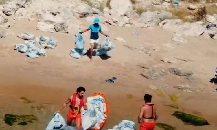 Son Gelişme: Şile'de günübirlik tatilcilerin bıraktığı çöpler jet ski ve kanolarla kıyıya taşındı - Son Dakika