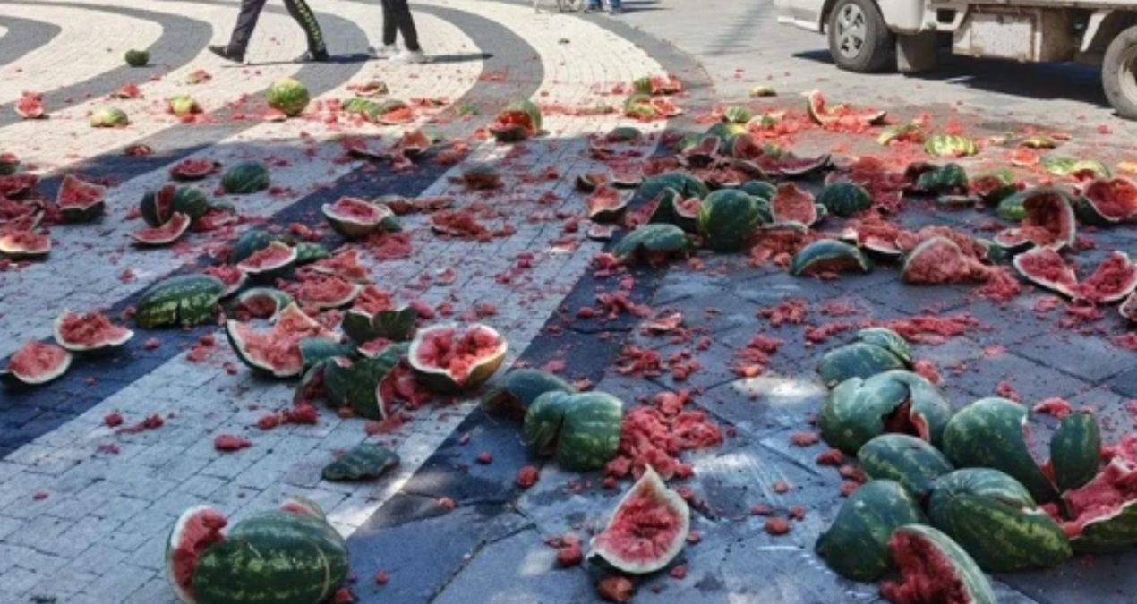 He got angry and threw all the watermelons in the middle of the street - Breaking News