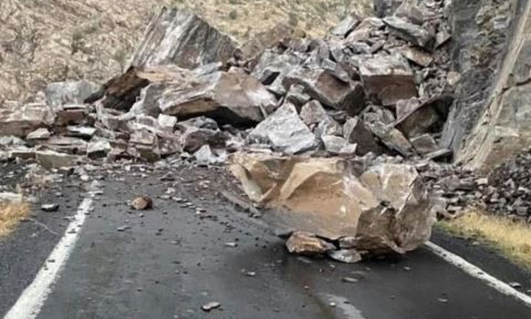 Şırnak Beytüşşebap kara yolu Komato Dağı'ndan kopan kayalarla ulaşıma kapandı