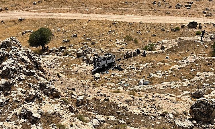 Şırnak Güçlükonak'ta hafif ticari araç şarampole devrildi, 2 kişi ağır yaralandı