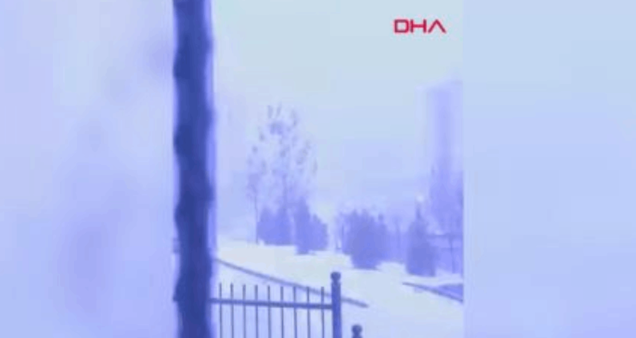Gündemden Son Bilgiler: Şırnak’ta kar yağışı sırasında apartmana yıldırım gerileme kaydetti - Son Dakika Haber