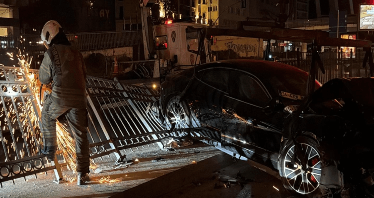 Kritik Açıklama: Şişli’de lüks otomobil hurdaya döndü: İçinde 3 kişi vardı - Son Dakika | İşte Tüm Ayrıntılar