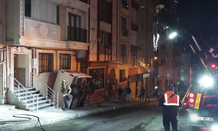 Şişli'de pazarda manevra yapan minibüs bina boşluğuna gerileme kaydetti, sürücü yaralandı - Son Dakika Bilgile