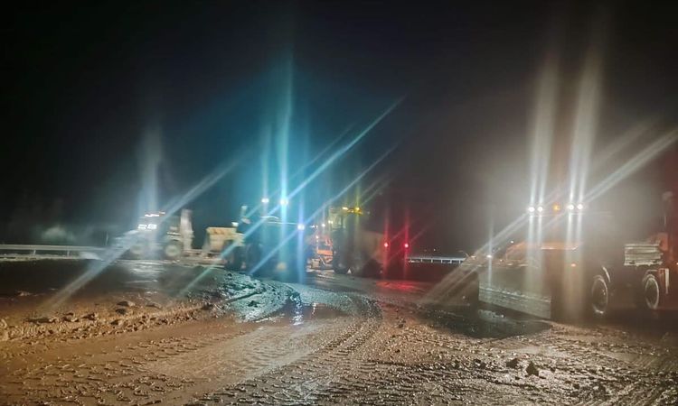 Gündemden Son Bilgiler: Sivas'ta su baskını sularıyla karayolu ulaşıma kapandı, araç kuyrukları oluştu - Haber