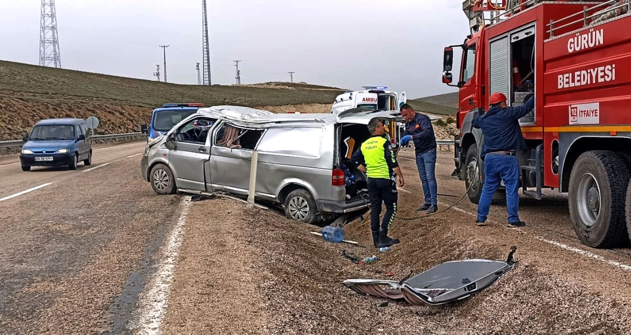 Son Gelişme: Sivas'ta minibüs devrildi: Bir kişi yaşamını yitirdi, 8 yaralı - En Son Haber - Son Dakika Bilgil