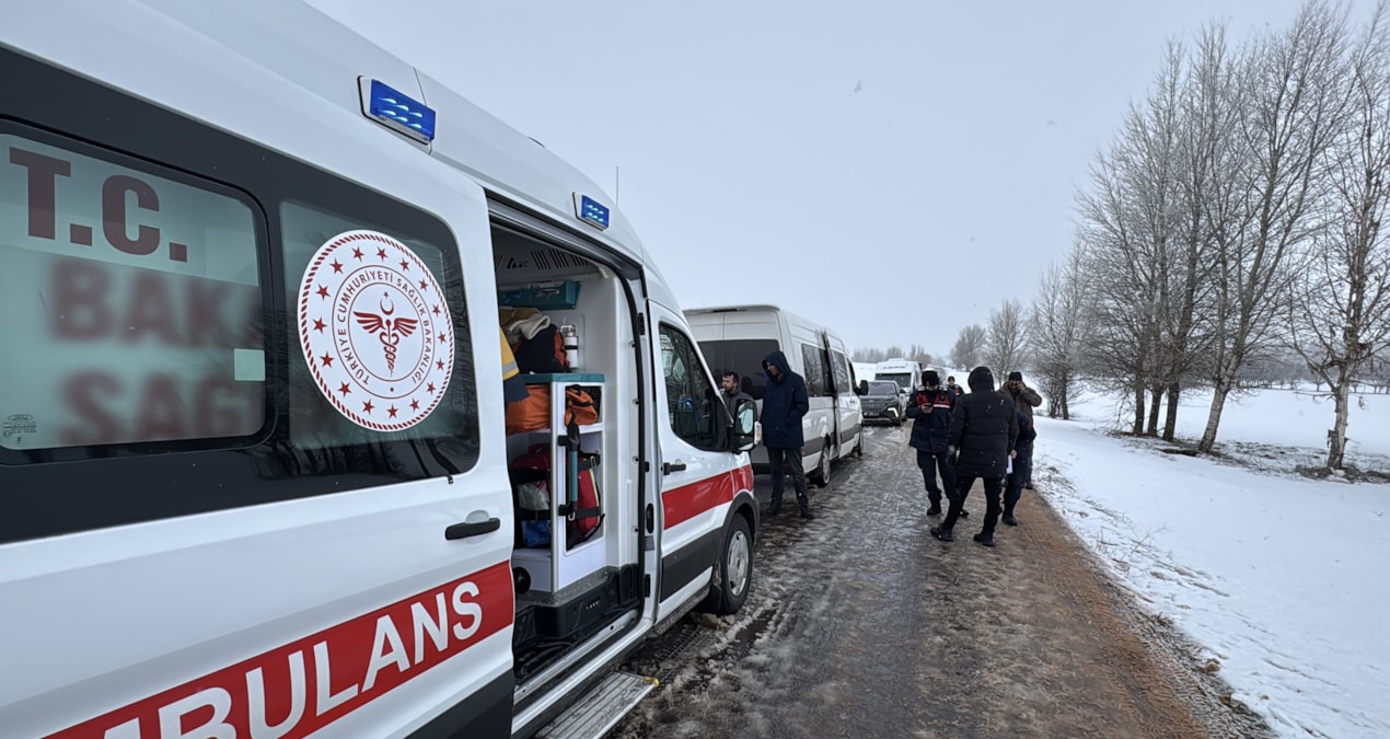 Kritik Açıklama: Sivas'ta öğrenci servisi devrildi: 9'u öğrenci 10 kişi yaralandı - Son Dakika