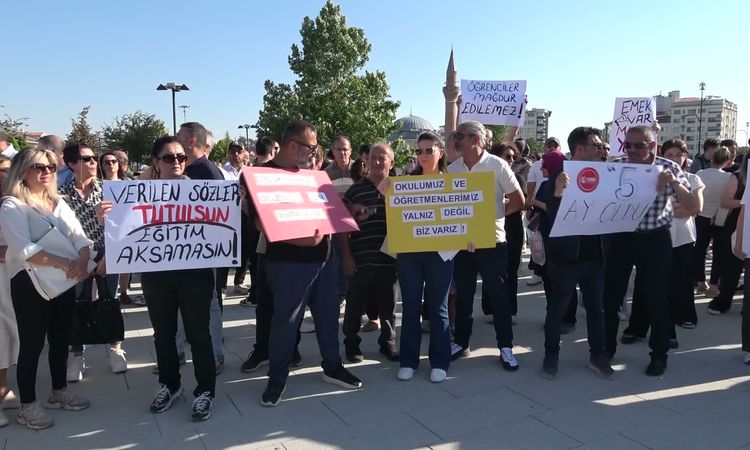 Sivas'ta Öğretmenler Maaşları İçin Meydanda: 5 Aydır Ödeme Yok - Son Dakika: Gelişmeler Takip Ediliyor