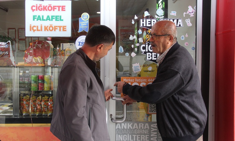Sivas Zara'da 13 iş yerinden 65 bin lira ve çiğ köfte çalındı, 3 şüpheli yakalandı | İşte Tüm Ayrıntılar