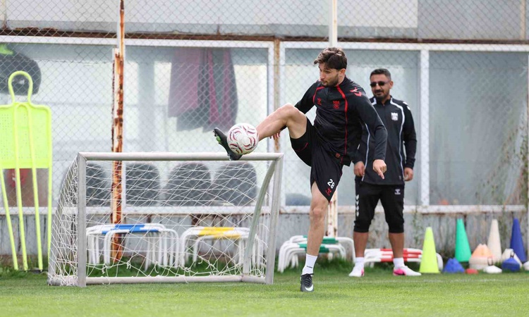 Sivasspor, milli arada İsmet Taşdemir yönetiminde çift antrenman yaptı: Gelişmeler Takip Ediliyor