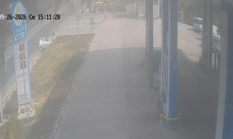 Söke'de otomobil duvara çarpıp yan yattı; kaza anı kamerada, 3 kişi yaralandı | İşte Tüm Ayrıntılar