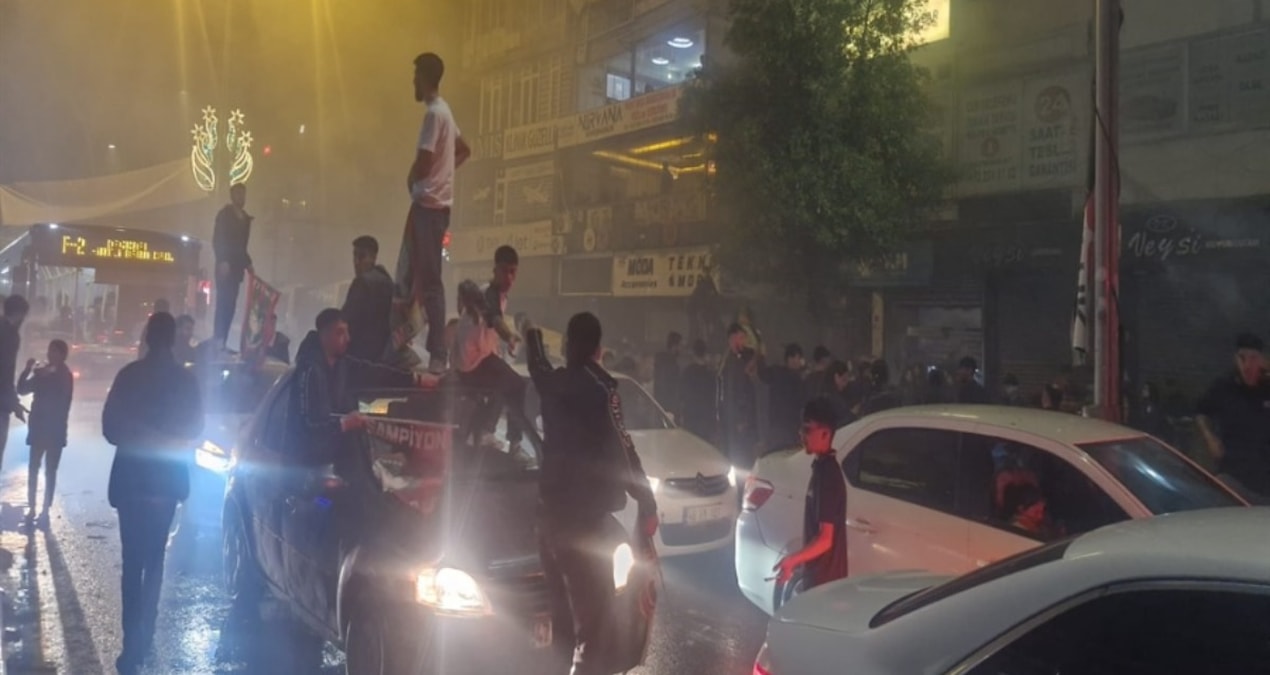 Sıcak Gündem: SON DAKİKA| Amedspor kutlamalarında 11 yaralı, 10 gözaltı - Haberleri | İşte Tüm Ayrıntılar