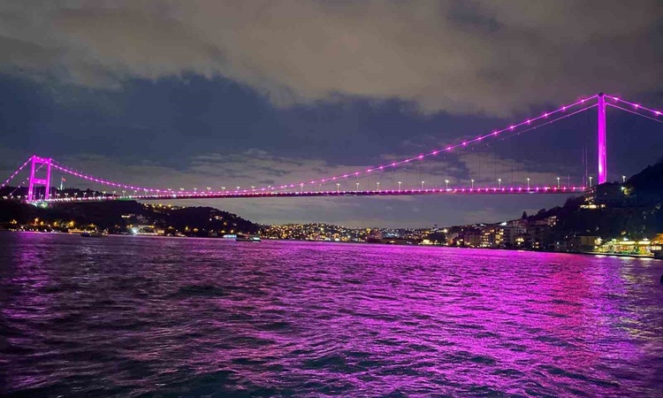 Son Gelişme: 15 Temmuz Şehitler Köprüsü pembe renge büründü - Son Dakika Bilgileri