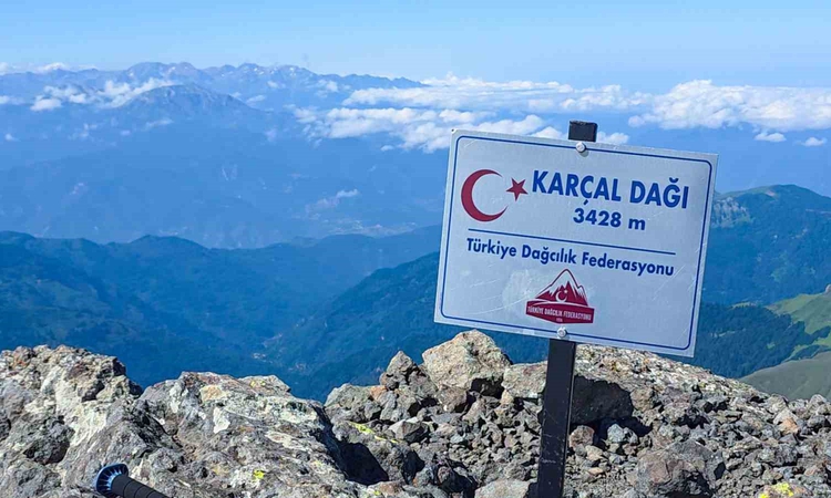 Son Gelişme: 3 bin 428 rakımdaki Karçal Dağı’nın zirvesi havadan görüntülendi