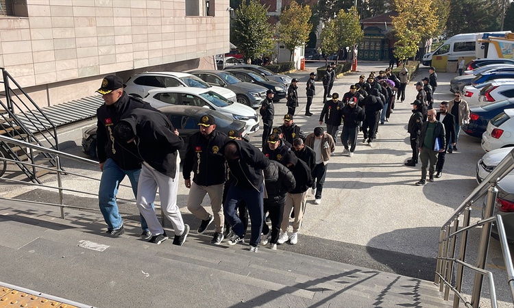 Son Gelişme: 5 ildeki fuhuş operasyonunda gözaltına alınan 19 kişiden 18'i hakkında tutuklama kararı verildi v