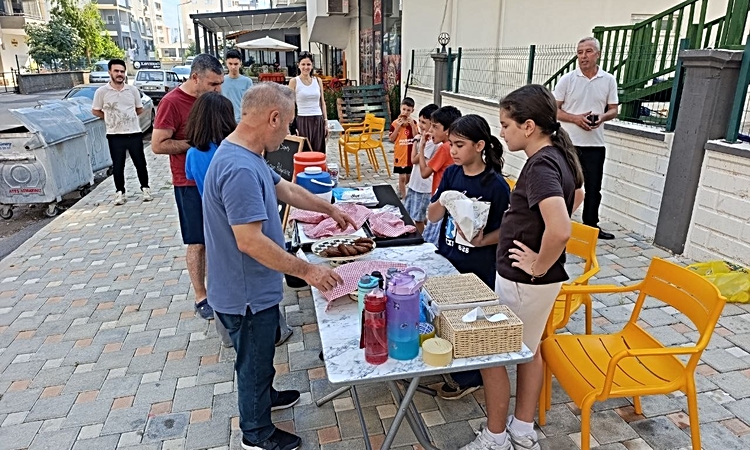 Son Gelişme: Adana’da çocuklar orman yangınından etkilenen vatandaşlar için tezgah açtı: Gelişmeler Takip Edil