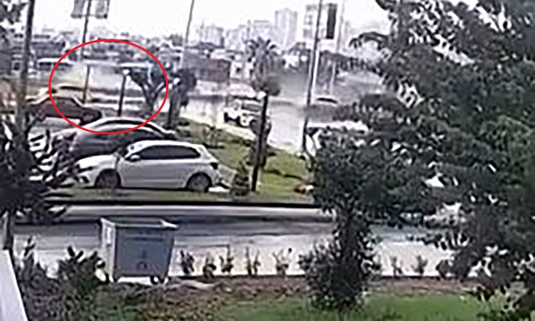 Son Gelişme: Adana'da direğe çarpan otomobilin sürücüsü eski AK Parti üyesi Aydın öldü, kaza kamerada