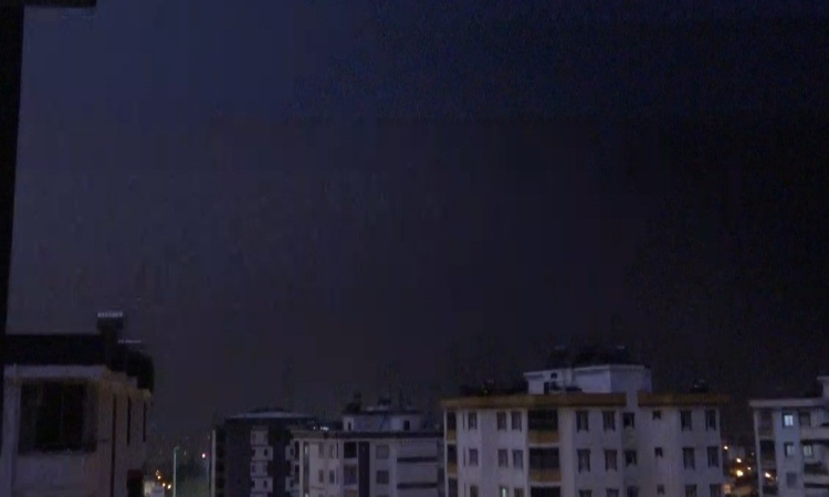 Son Gelişme: Adana Kozan'da sağanak sırasında yıldırımın düşme anı muhabir kamerasına yansıdı