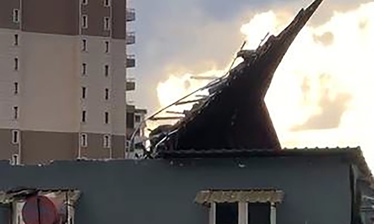 Son Gelişme: Adana'da rüzgar Yüreğir'de prefabrik evlerin çatısını söktü, hortum görüntülendi - Son Dakika Bil