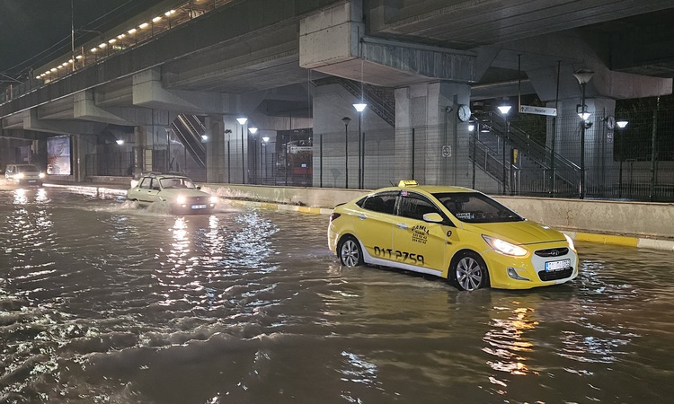 Son Gelişme: Adana'da sağanak; yollar göle döndü - Son Dakika Bilgileri
