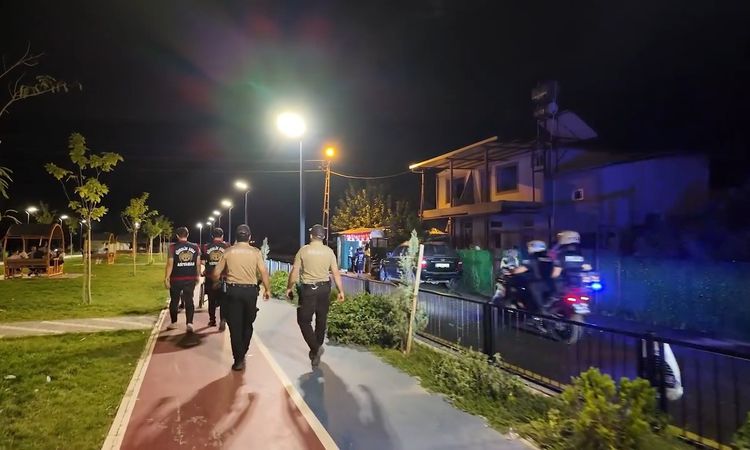 Son Gelişme: Adıyaman'da Asayiş Uygulaması: 2 Aranan Şahıs Yakalandı, Trafik Cezaları 157 Bin Lirayı Aştı: Gel