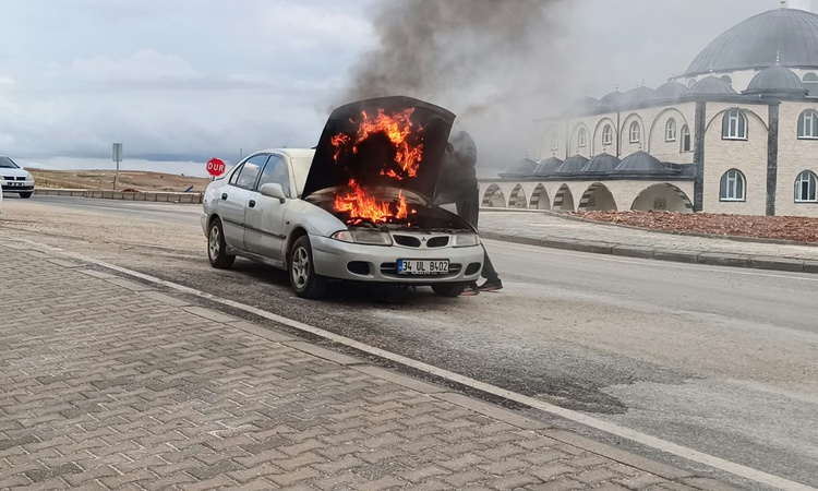 Son Gelişme: Adıyaman Besni'de seyir halindeki otomobilin motoru alev aldı, itfaiye söndürdü ve Merak Edilenle