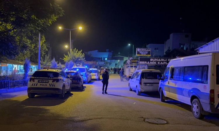 Son Gelişme: Adıyaman'da bıçaklı kavgada 1 kişi yaralandı, 3 şüpheli yakalanarak gözaltına sevk edildi - Son D