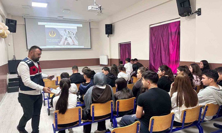 Son Gelişme: Afyonkarahisar Dinar'da jandarma 206 kişiye siber güvenlik eğitimi verdi