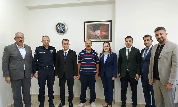 Son Gelişme: Ağın Kaymakamı Yılmaz, teknoloji sınıfı yaptıran iş insanı Taşbaşı'na plaket verdi | İşte Tüm Ayr