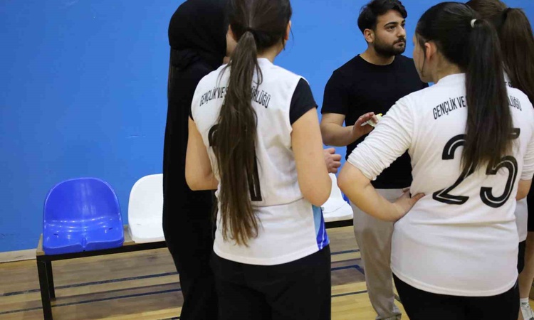 Son Gelişme: Ağrı ve Van kız voleybol takımları Türkiye 8. Voleybol Şampiyonası'nda karşılaştı: Gelişmeler Tak