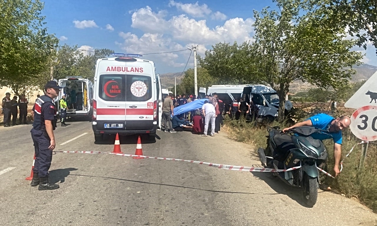 Son Gelişme: Alaşehir’de işçi minibüsü ağaca çarptı: 14 yaralı ve Merak Edilenler