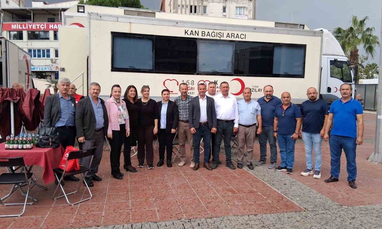 Son Gelişme: Aliağa'da mahalle muhtarları Kızılay'a Demokrasi Meydanı'nda kan bağışında bulundu