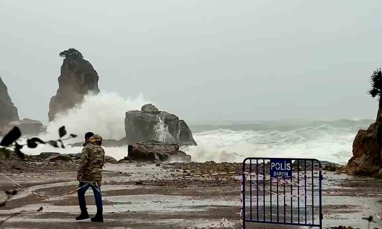 Son Gelişme: Amasra'da fırtınada dalga boyu 10 metreyi aşınca Küçük Liman otoparkı suyla doldu | İşte Tüm Ayrı