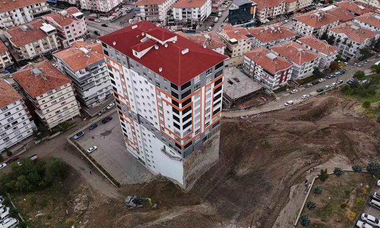 Son Gelişme: Ankara Mamak'ta toprak kayması sonucu istinat duvarı yıkılan 17 katlı bina boşaltıldı