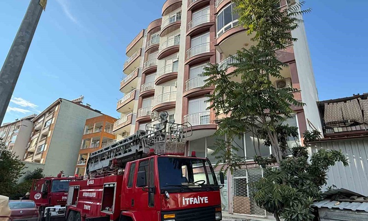 Son Gelişme: Antalya'nın Serik ilçesinde balkon yangını daireye sıçramadan söndürüldü: Gelişmeler Takip Ediliy