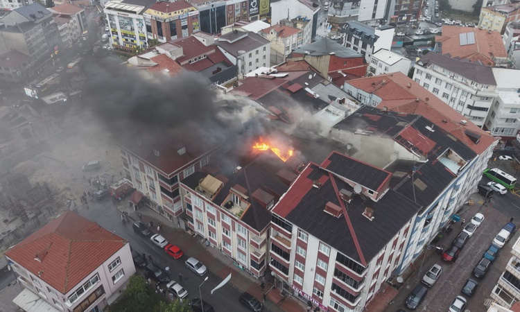 Son Gelişme: Arnavutköy'de 5 katlı binanın üst katında çıkan yangında mahsur kalanlar kurtarıldı ve Merak Edil