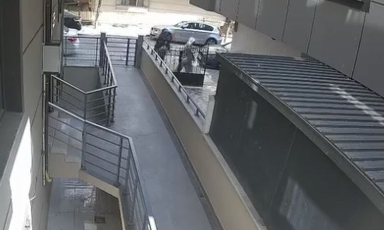 Son Gelişme: Avcılar’da kadın kıyafetleriyle girdikleri daireden 500 bin lira değerinde altın ve döviz çaldıla