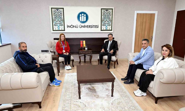 Son Gelişme: Avrupa'da altın madalya kazanan milli boksör Akbaş, Rektör Akpolat’ı ziyaret etti ve Merak Edilen