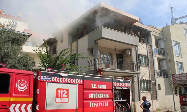 Son Gelişme: Aydın Efeler'de 3 katlı apartmanın çatısındaki yangın söndürüldü, yaralanan olmadı ve Merak Edile