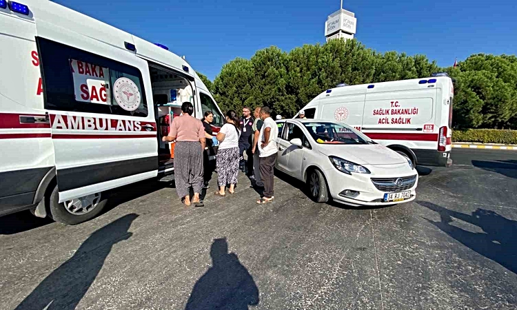 Son Gelişme: Aydın Efeler'de kavşakta ticari araçla otomobil çarpıştı, 2 kişi yaralandı