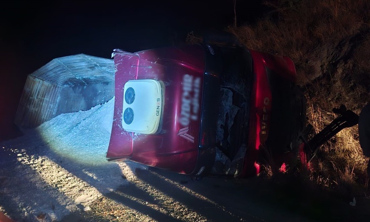 Son Gelişme: Aydın'da kum yüklü tır devrildi, 1 kişi yaralandı, yol trafiğe kapandı