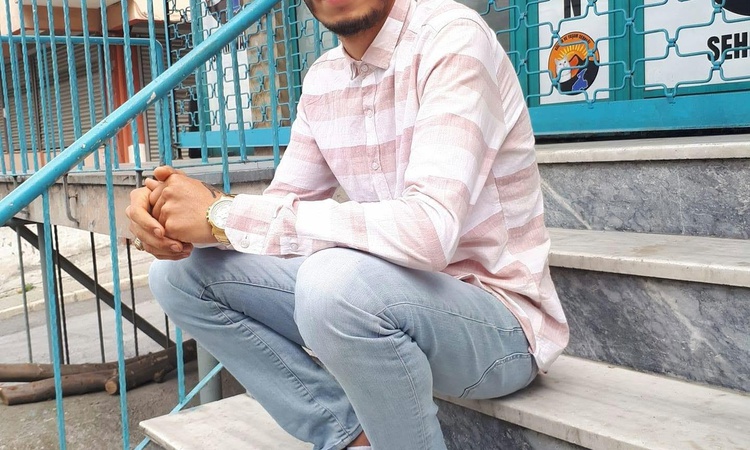 Son Gelişme: Aydın Nazilli'de kamyonet direğe çarptı; sürücü öldü, yanındaki yaralandı.
