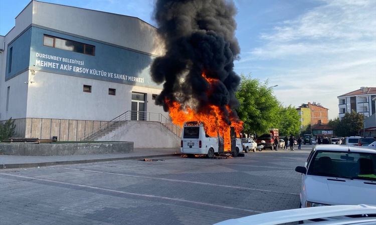 Son Gelişme: Balıkesir Dursunbey'de park halindeki minibüste çıkan yangını itfaiye söndürdü
