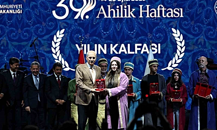 Son Gelişme: Balıkesir'in ilk kadın oto boya ustası Nisanur Eser, Türkiye'de yılın kalfası seçildi ve Merak Ed