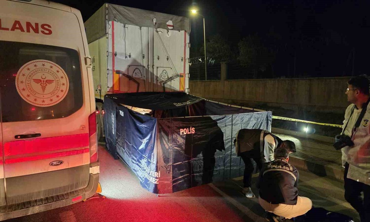 Son Gelişme: Bandırma'da lastiği patlayan motosiklet tırın dorsesine çarptı, motokurye öldü