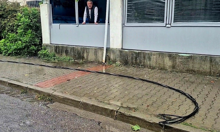 Son Gelişme: Bartın'da fırtınada kopan enerji kabloları yola gerileme kaydetti, cadde trafiğe kapatıldı | İşte