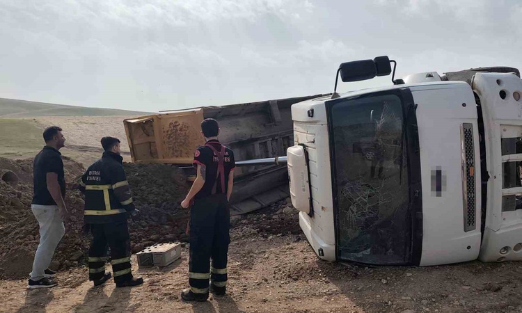 Son Gelişme: Batman Yenişehir'de kum yüklü kamyon yan yattı, sürücü hafif yaralandı | İşte Tüm Ayrıntılar